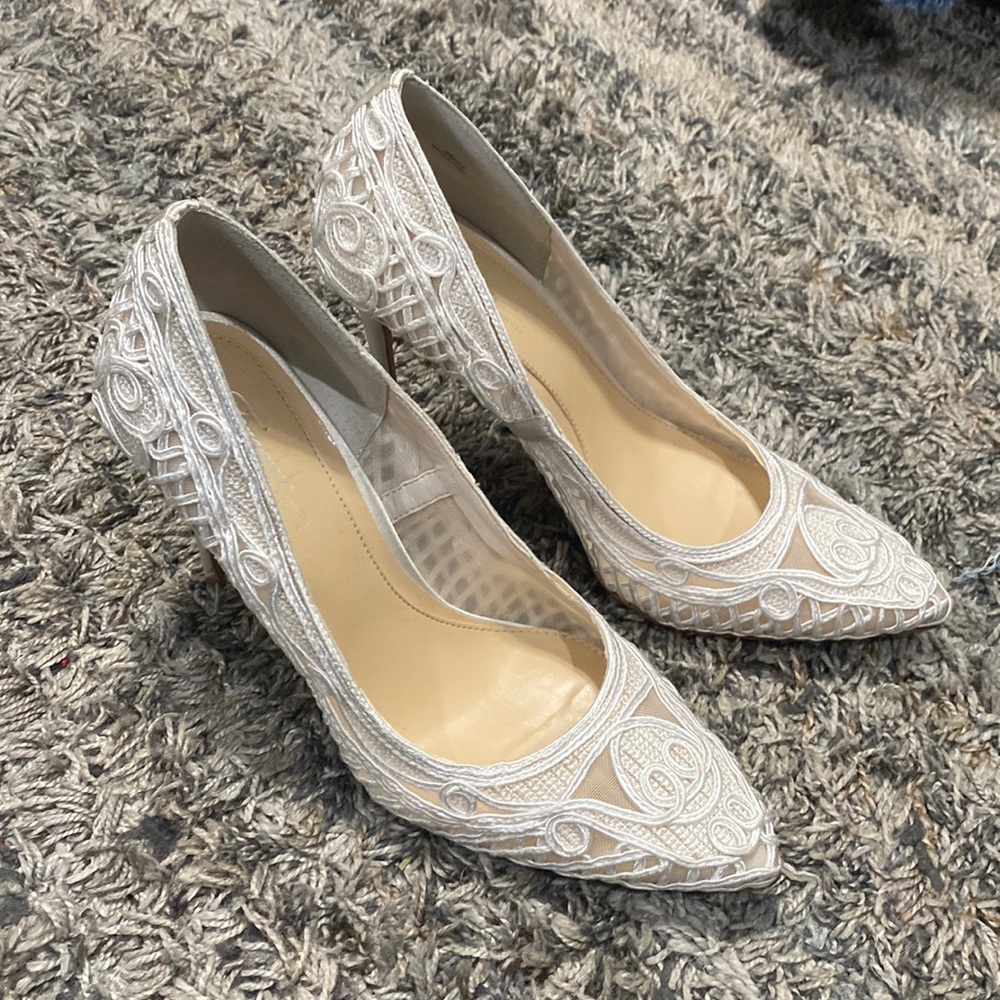 Imagine Vince Camuto evening wedding ivory, cream heels pointed toe shoe size 8